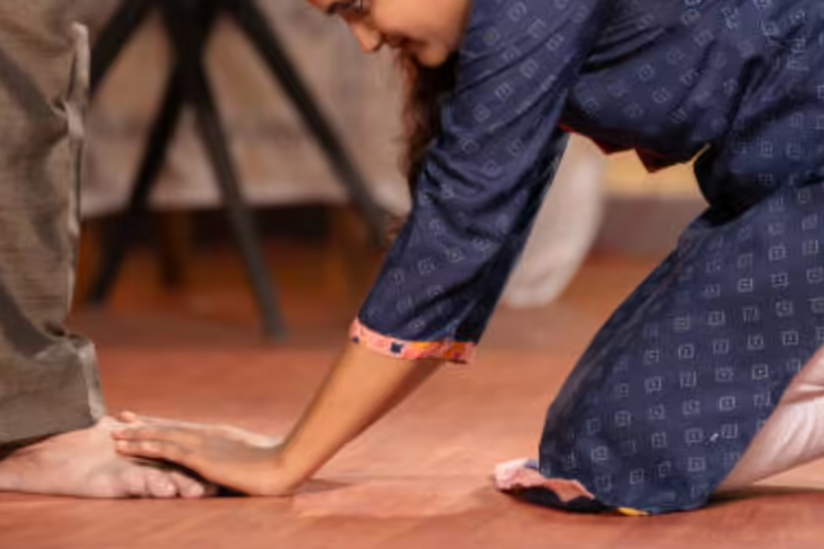 தவறியும் இந்த 7 நபர்களின் கால்களில் மட்டும் விழவே கூடாதாம்.. யார் தெரியுமா? | Never Do Patha Namaskaram On This 7 People