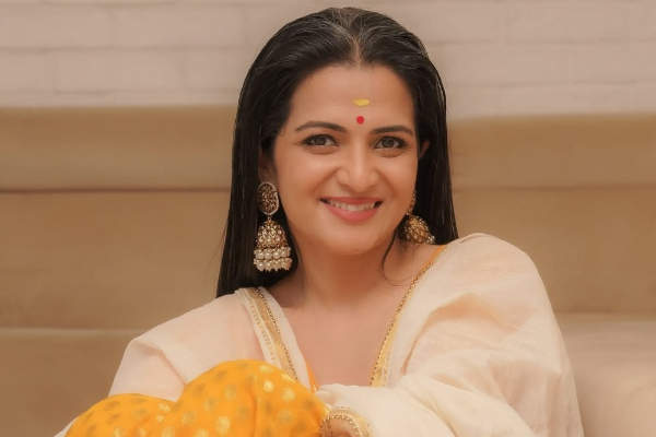 துளி கூட மேக்கப் போடாமல், முகத்தில் சுருக்கங்கள் உடன் தொகுப்பாளினி டிடி வெளியிட்ட புகைப்படம்.. எப்படி இருக்கிறார் பாருங்க | Anchor Dhivyadharshini Without Makeup Photo Viral