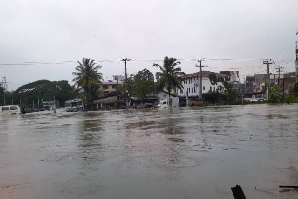 படிப்படியாக வெள்ளத்தில் மூழ்கும் ஜா-எல நகரம்! | Ja Ela City In Floodwaters