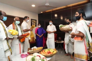 மு.க.ஸ்டாலின் வீட்டிற்கு நேரில் வந்து பிரசாதம் வழங்கி ஆசீர்வதித்த திருப்பதி தேவஸ்தானம்