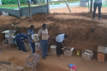 கொக்குத்தொடுவாய் மனிதப் புதைகுழி அகழ்வு : இன்றுடன் 24 எலும்புக்கூட்டுத் தொகுதிகள் மீட்பு (படங்கள்)