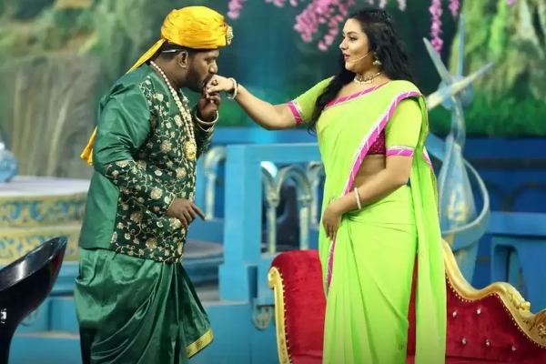 நமீதாவை ‘கிஸ்’ அடித்த ரோபோ சங்கர்! ‘மனுசனுக்கு மச்சம்யா’ வயித்தெரிச்சலில் ரசிகர்கள் | Cinema Viral News