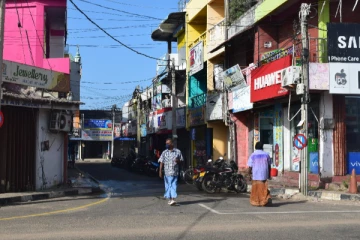 மன்னாரில் பொருட்களை கொள்வனவு செய்வதில் மக்கள் ஆர்வம்