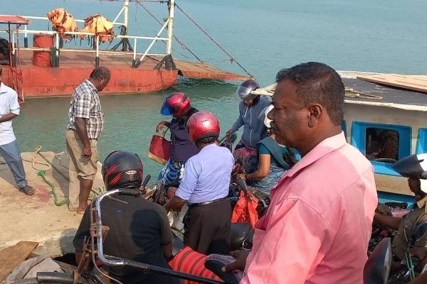யாழில் அதிகாரி அசமந்தம்; கடமைக்கு செல்லமுடியாது தவித்த அரச உத்தியோகஸ்தர்கள்!(Photos) | Kayats Urgavariurai Ferry Service Suspended