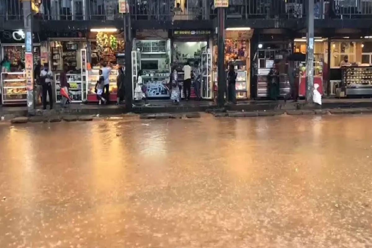 வெள்ளத்தில் மூழ்கிய நாவலப்பிட்டி பஸ் நிலையம் | Nawalapitiya Bus Stand Submerged In Floodwaters வெள்ளத்தில் மூழ்கிய நாவலப்பிட்டி பஸ் நிலையம் | Nawalapitiya Bus Stand Submerged In Floodwaters