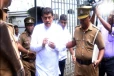 சிறைச்சாலை அலுவலகங்களை சுத்தம் செய்யும் முன்னாள் அமைச்சர்