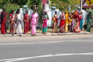 எரிபொருள் வழங்க கோரி சமுர்த்தி உத்தியோகத்தர்கள் போராட்டம்(Photo)