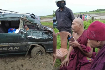 භික්ෂූන් වහන්සේලා ගමන්ගත් වෑන් රථයක් සහ ටිපර් රථයක් ගැටී සිදුවුණු බිහිසුණු අනතුර..දර්ශන සහිතයි.. (VIDEO / PHOTOS)