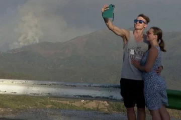 காட்டுத்தீயில் கண்டுகொள்ளாமல் செல்பி எடுக்கும் பொது மக்கள்