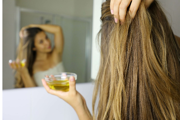 முடி உதிர்வுக்கு தீர்வு... இந்த எண்ணெய்யை உடனே செய்து பயன்படுத்துங்க! | Hair Growth Oil