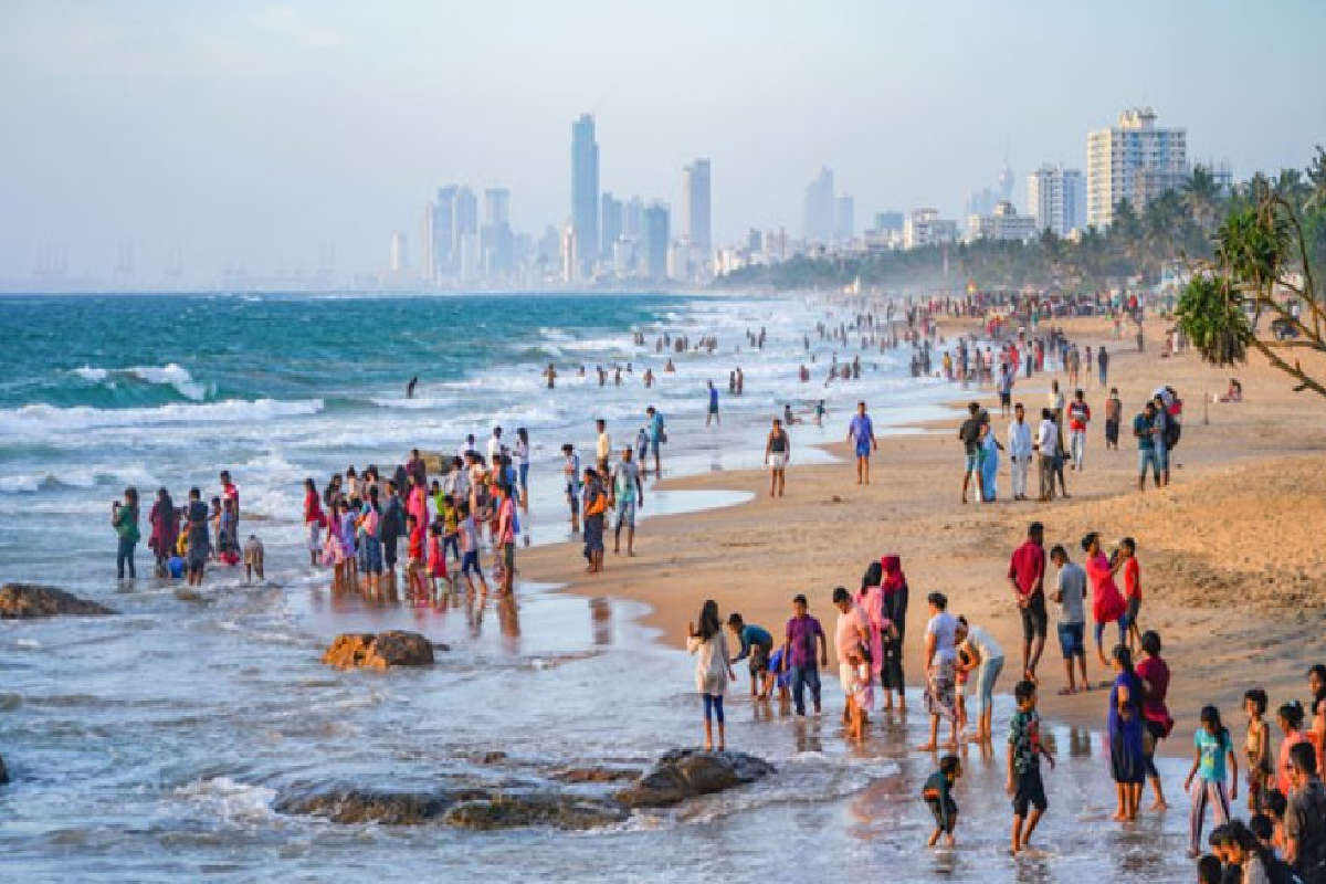 போர் சூழலுக்கு மத்தியில் இலங்கையில் குவிந்த வெளிநாட்டு பயணிகள் | Foreign Tourists Flock To Sri Lanka Amid