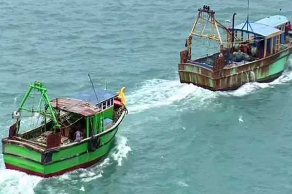 தமிழக கடற்றொழிலாளர்கள் இலங்கை கடற்பரப்பில் தஞ்சம் | 3 Tn Fishermen Rescued By Sri Lanka