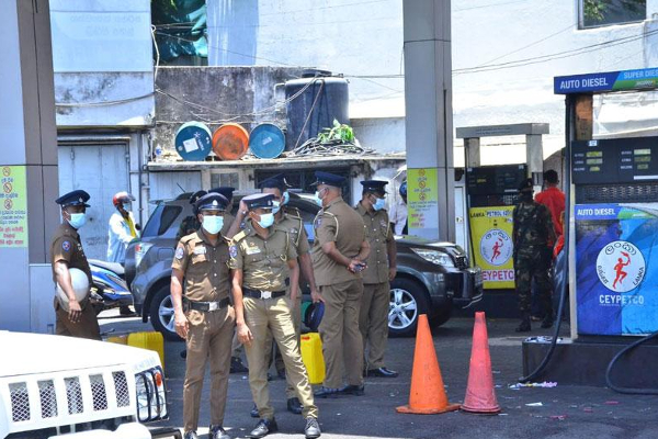 விசுவமடு எரிபொருள் நிரப்பு நிலைய ஊழியர்கள் மீது தாக்குதல்(Video) | Attack Vishwamadu Station Staff Shutting Station விசுவமடு எரிபொருள் நிரப்பு நிலைய ஊழியர்கள் மீது தாக்குதல்(Video) | Attack Vishwamadu Station Staff Shutting Station