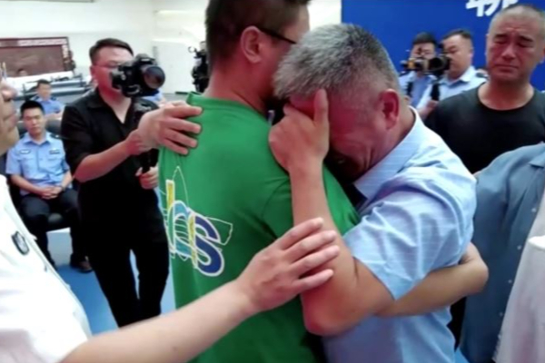 24 ஆண்டு தேடல்.. 5 லட்சம் கிலோமீட்டர் பயணம்.. கடத்தப்பட்ட மகனை கண்டுபிடித்த பாசக்கார தந்தையின் கதை! | Chinese Father Reunited With Kidnapped 24 Year 24 ஆண்டு தேடல்.. 5 லட்சம் கிலோமீட்டர் பயணம்.. கடத்தப்பட்ட மகனை கண்டுபிடித்த பாசக்கார தந்தையின் கதை! | Chinese Father Reunited With Kidnapped 24 Year