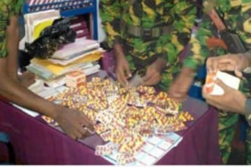 පාසල් දරුවන්ට මත්ද්‍රව්‍ය බෙදා හරින ගණිත ගුරුවරයා