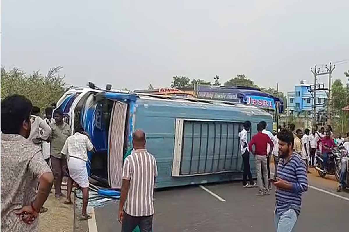 திமுக மாநாட்டுக்கு சென்ற வேன் கவிழ்ந்து விபத்து | Van Going To Dmk Conference Causing Accident