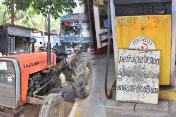 மட்டக்களப்பு பகுதியில் எரிபொருள் தட்டுப்பாடு! - மக்களுக்கு ஏற்பட்டுள்ள அவல நிலை