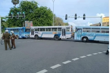 හදිසියේම දකුණේ ප්‍රධාන මාර්ග බොලොක් කරයි..(PHOTOS)