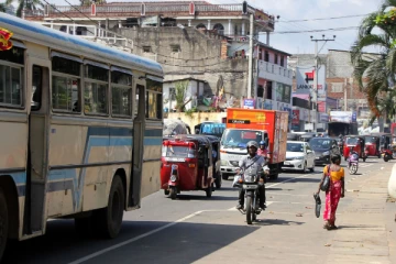 யாழில் வீதியோரமாக நண்பர்களுடன் நின்றவருக்கு நேர்ந்த துயரம்