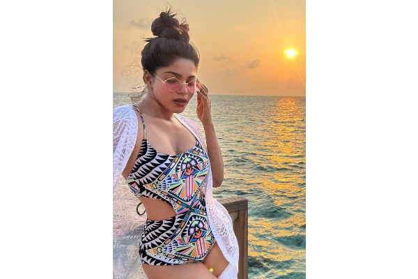 படவாய்ப்பிற்காக இதையெல்லாம் செய்யலாமா மேடம்.. அப்படியொரு உடையில் போஸ் கொடுத்த பேச்சிலர் நடிகை | Dhivya Bharathi Latest Bikini Photo