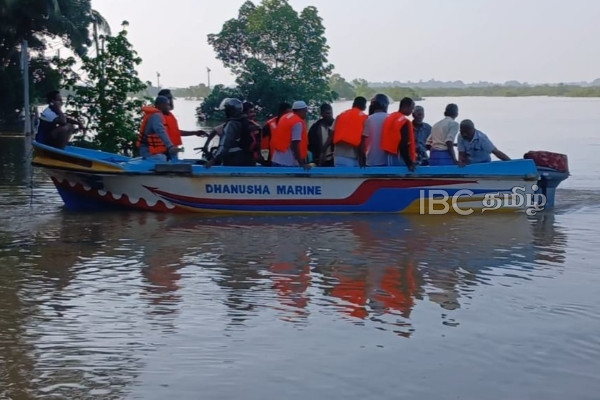 திருகோணாமலையில் கர்ப்பிணி தாய்மார்களை பாதுகாப்பாக அழைத்து சென்ற ஹெலிகெப்டர்! | Submerged Villages In Trinco Transport By Boat திருகோணாமலையில் கர்ப்பிணி தாய்மார்களை பாதுகாப்பாக அழைத்து சென்ற ஹெலிகெப்டர்! | Submerged Villages In Trinco Transport By Boat