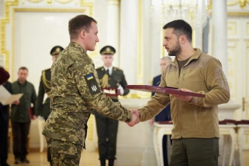 பாதுகாப்புப் படைகளின் உறுப்பினர்களுக்கு விருதுகளை வழங்கிய ஜெலென்ஸ்கி!