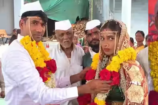 சுடுகாட்டில் மகளின் திருமணத்தை நடத்திய தந்தை; காரணத்தால் பலரும் நெகிழ்ச்சி! | Tir By Getting Married In The Crematorium
