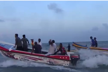 முல்லைத்தீவு கடலில் சுடர் ஏற்றி மாவீரர்களுக்கு அஞ்சலி(Photos)