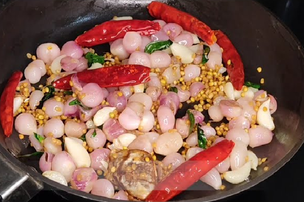 வெறும் சாதத்தை சுவையா சாப்பிட வெங்காயம் பூண்டு சட்னி - இப்படி செய்ங்க | How To Make Garlic And Onion Chutney Recipe வெறும் சாதத்தை சுவையா சாப்பிட வெங்காயம் பூண்டு சட்னி - இப்படி செய்ங்க | How To Make Garlic And Onion Chutney Recipe