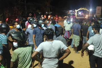 வியாழேந்திரனின் வீட்டை முற்றுகையிட்ட மக்கள்! பொலிஸார் குவிப்பு