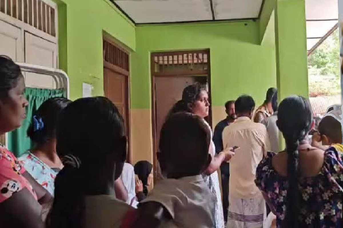 குளவிக்கொட்டுக்கு இலக்கான 50 மாணவர்கள் மருத்துவமனையில் அனுமதி : மூவரின் நிலை கவலைக்கிடம் | Over 50 Students Hospitalised After Wasp Attack
