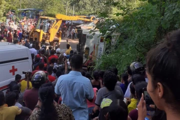 பல்கலை மாணவர்கள் சென்ற பேருந்து கோர விபத்து; மூவர் உயிரிழப்பு