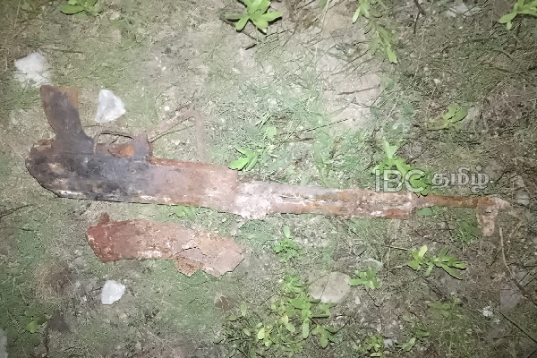 நெடுந்தீவில் பாவனையற்ற காணியிலிருந்து மீட்கப்பட்ட துப்பாக்கி | Gun Recovered From Unused Land In Delf நெடுந்தீவில் பாவனையற்ற காணியிலிருந்து மீட்கப்பட்ட துப்பாக்கி | Gun Recovered From Unused Land In Delf