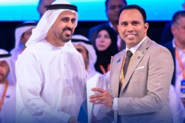 தங்க நாணயம், ஆப்பிள் வாட்ச் உடன்..,அமீரகத்தின் உயரிய தொழிலாளர் விருதை வென்ற இந்தியர்