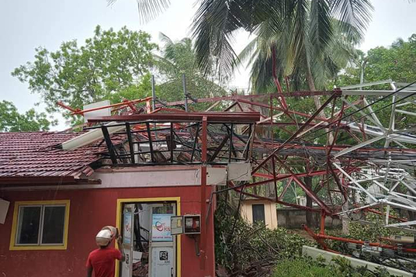 தபாலக கட்டிடத்திற்கு மேலே விழுந்த தொலைபேசி கோபுரம் (காணொளி) | Post Office Building Damaged Telephone Tower Fell