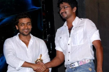 நடிகர் சிவகுமாருடன் விஜய், சூர்யா எடுத்த சிறு வயது புகைப்படம்- இதுவரை நாம் பார்த்திராத புகைப்படம்