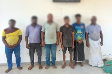 இலங்கை கடற்பரப்பில் கைது செய்யப்பட்ட 12 இந்திய கடற்தொழிலாளர்கள் (photos)
