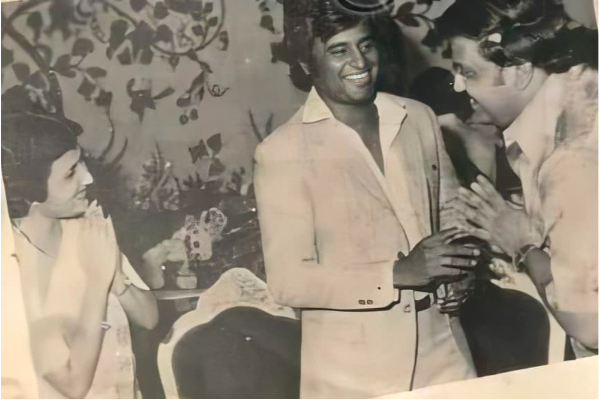 மறைந்த பாடகர் எஸ்.பி.பியுடன் ரஜினிகாந்த் மற்றும் லதா ரஜினிகாந்த்.. இதுவரை பலரும் பார்த்திராத புகைப்படம் | Spb Rajinikanth Rare Photo