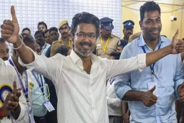 நடிகராக ரூ. 275 கோடி மேல் சம்பாதித்த விஜய் இனி அரசியல்வாதியாக வாங்கப்போகும் சம்பளம் எவ்வளவு தெரியுமா?