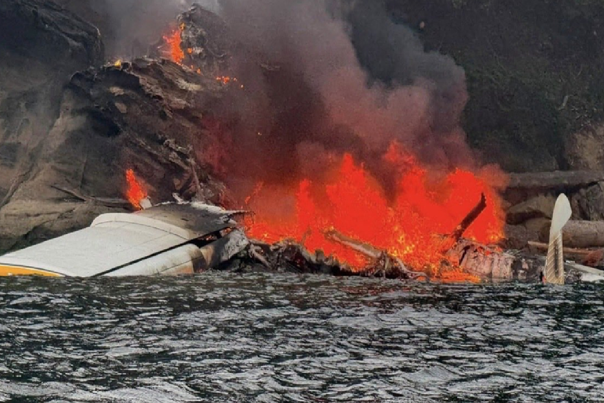 அமெரிக்காவில் 11 பேருடன் பயணித்த விமானம் விபத்து | Kenmore Seaplane Crashes Near Sucia Island