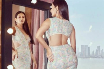 கிளாமர் ஆடையில் படுமோசமான போஸ்!! தனுஷ் பட நடிகை அமைரா போட்டோஷூட்..