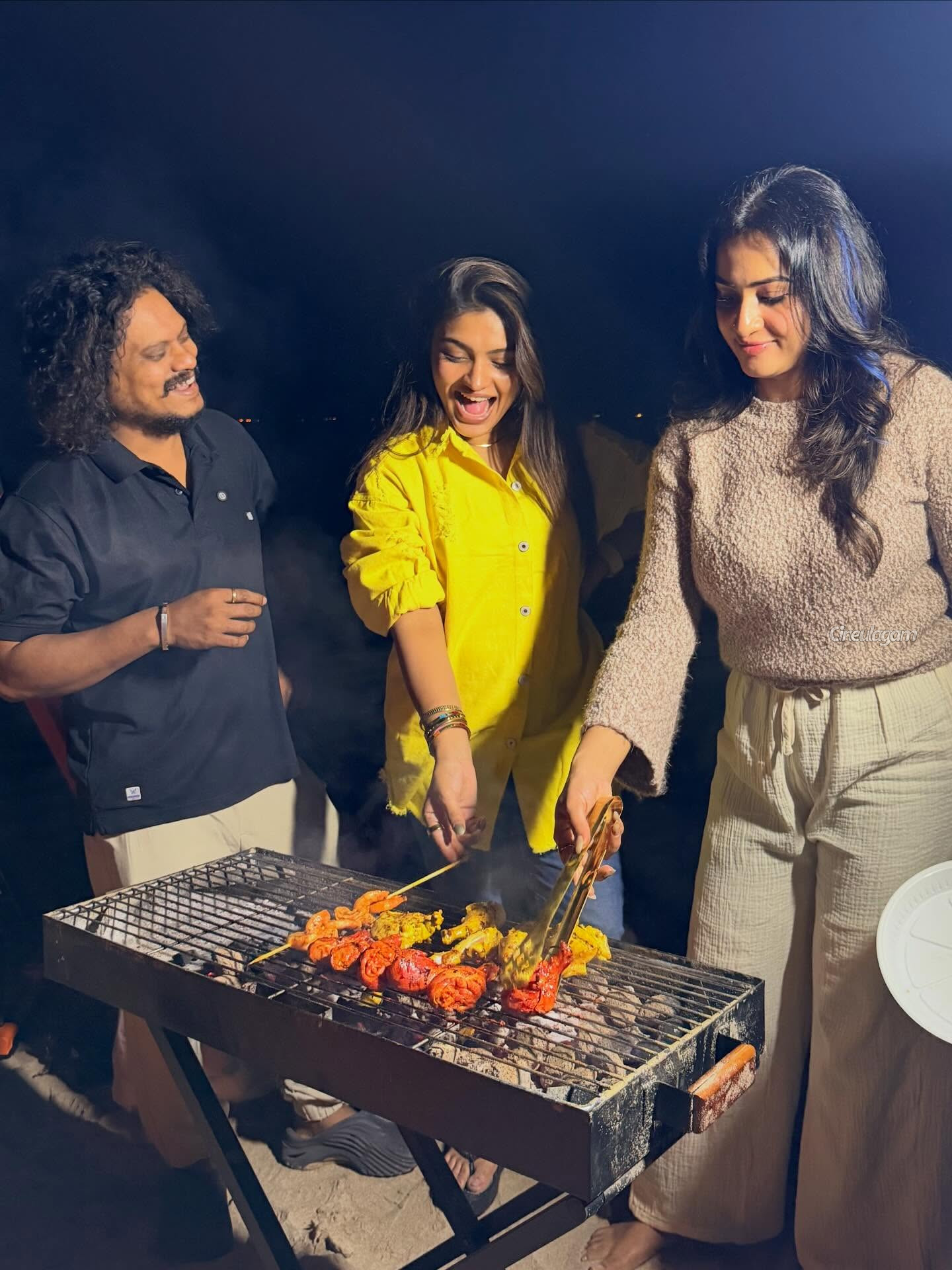 பிரபல நடிகைகள் உடன் துபாய் ட்ரிப் சென்ற நடிகர் புகழ்.. புகைப்படங்களை பாருங்க 5 Gallery