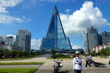 ரூ.16,000 கோடியில் பிரம்மாண்ட ஹோட்டல்; 25 ஆண்டுகளாக திறக்கப்படவில்லை - ஏன் தெரியுமா?