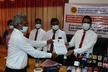 புதுக்குடியிருப்பு பிரதேச செயலகம்: மூன்று கோரிக்கைகள் அடங்கிய மகஜர் கையளிப்பு (Photos)