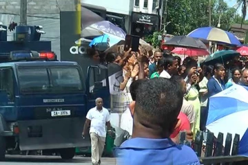 பரீட்சை திணைக்களத்திற்கு முன் பதற்றநிலை!