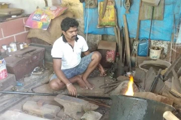 35 ரூபாய்க்கு இரும்பு பட்டறையில் வேலை பார்த்தவர்.. இன்று 500 கோடி வசூல் படத்தின் இசையமைப்பாளர்!