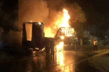 லொறியுடன் மோதிய சொகுசு கார்  ;  தீயில் கருகிய வாகனங்கள்