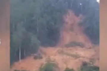 සියල්ලන් බියවද්දමින් ගමක්ම නාය යයි - (VIDEO)