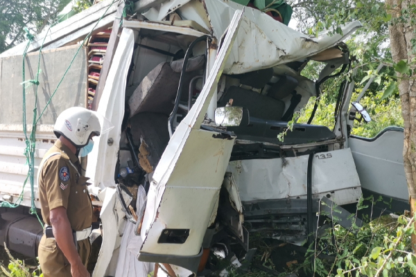 வேகக்கட்டுப்பாட்டை இழந்து மரத்துடன் மோதுண்ட வாகனம் - இருவர் படுகாயம் (படங்கள்) - ஐபிசி தமிழ்