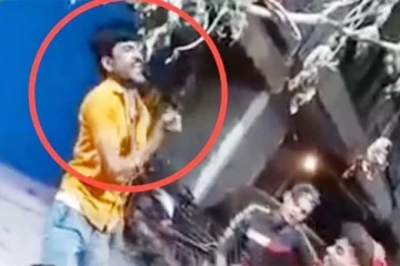 உற்சாகத்தில் தன்னைத் தானே குத்திக் கொண்ட இளைஞர்! பரிதாபமாக மரணித்த சோகம்